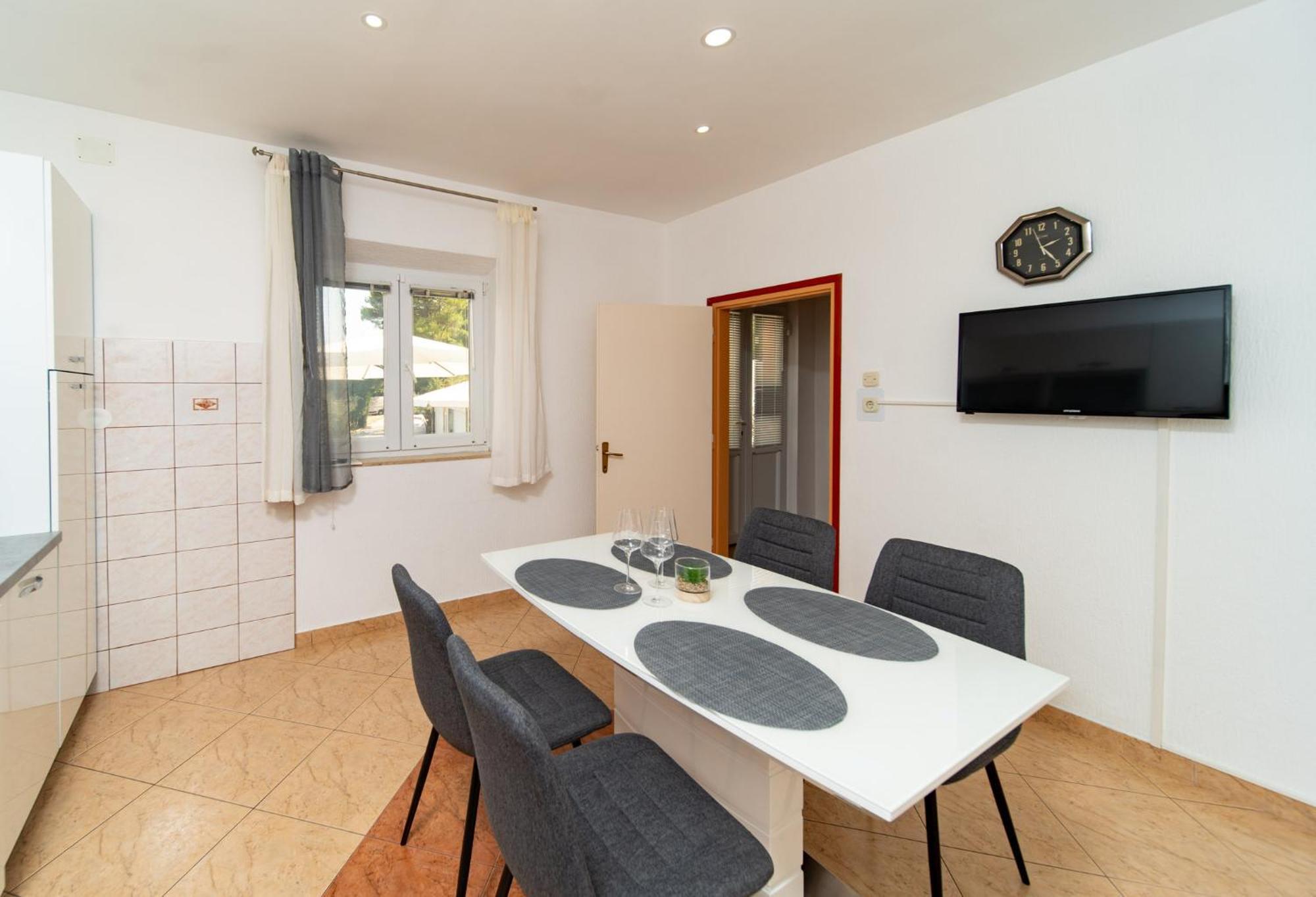 Apartments Lores 라브 외부 사진